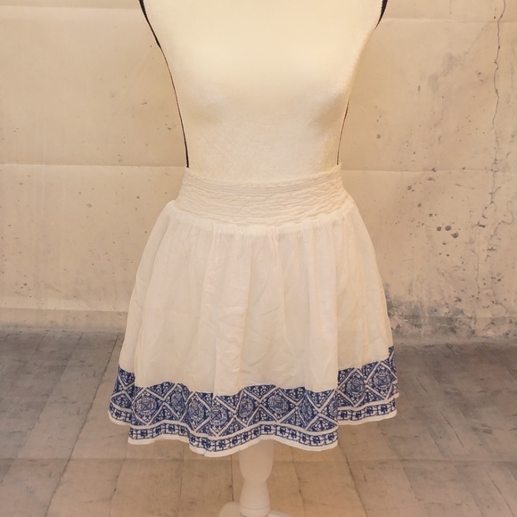 White and blue skirt - Picture 2 of 5
